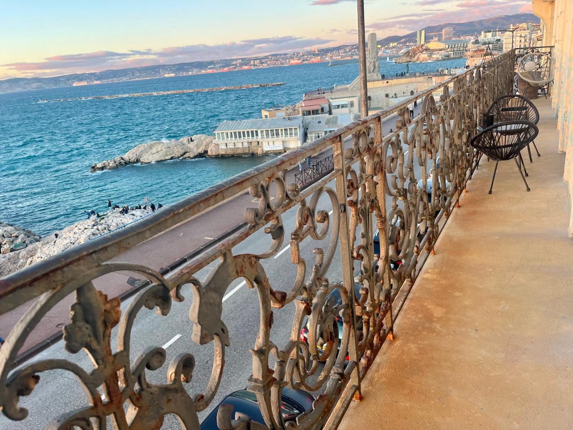 Appartement Sur La Corniche Kennedy Face A La Mer Marseille Luaran gambar